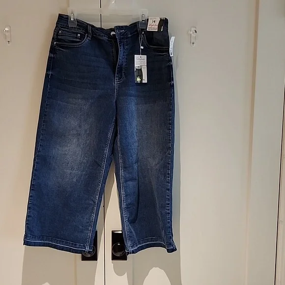 Jeans - Picture 1 of 4